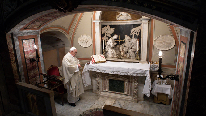 El Papa celebra misa en la capilla de la Navidad