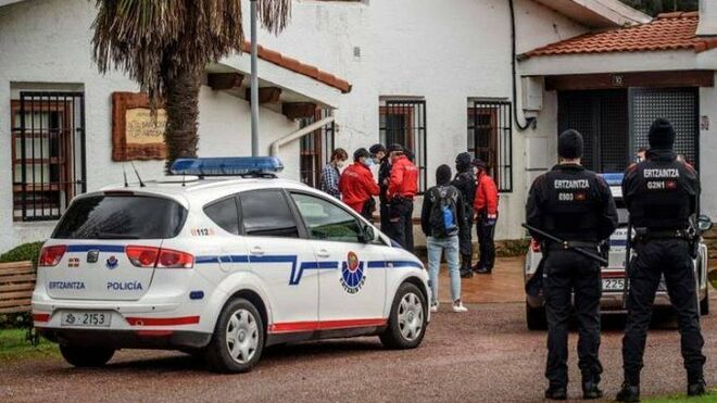 La Ertzaintza, esperando la salida de los jóvenes