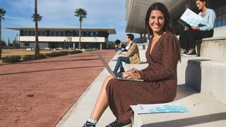 Estudiantes en el campus de Sevilla