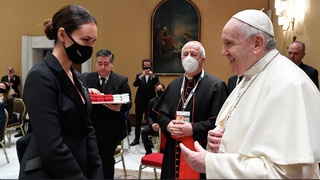 El Papa saluda a una artista