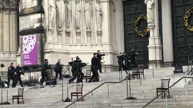 La Policía, entrando en la catedral