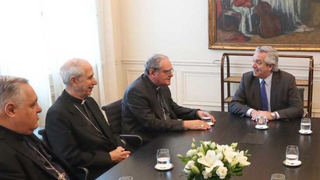 Alberto Fernández con los obispos al principo de su gestión