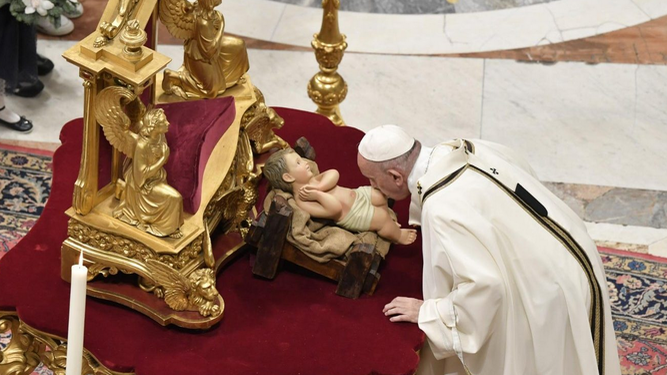 Papa besa al Niño