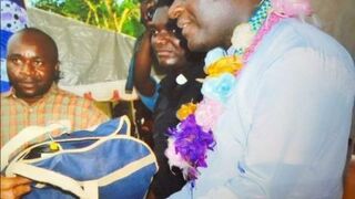 Padre Valentine Oluchukwu Ezeagu, en el centro