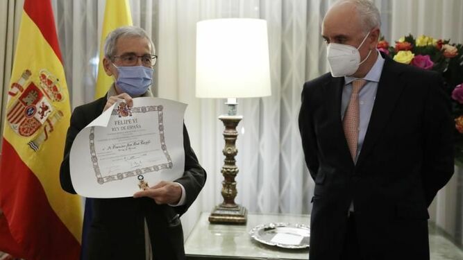 De Roux recibe el reconocimiento