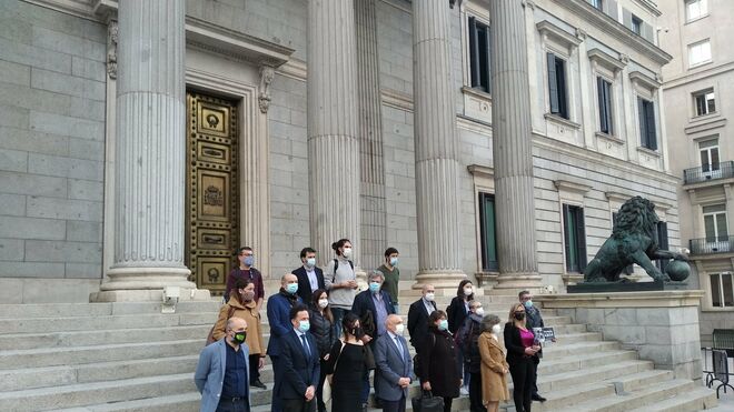 Los ponentes de la ley posan con las asociaciones por la muerte digna después de la aprobación de la norma