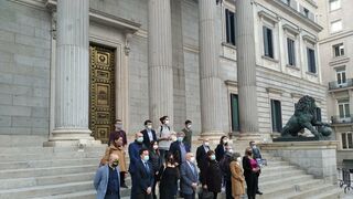 Los ponentes de la ley posan con las asociaciones por la muerte digna después de la aprobación de la norma