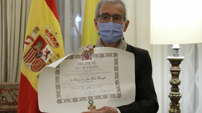 El sacerdote De Roux, "referente ético" de Colombia