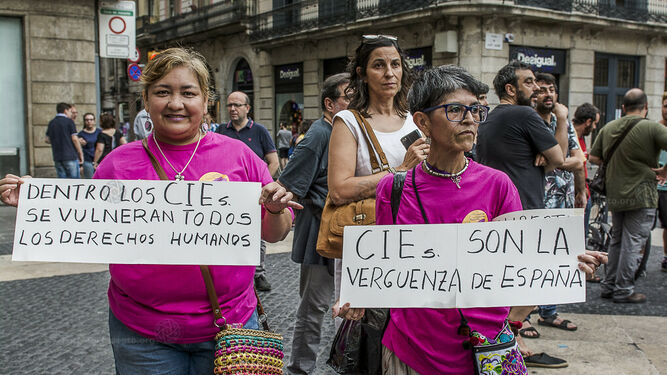 Manifestantes piden el cierre de los CIE en Barcelona.