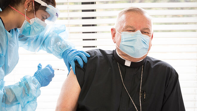 El arzobispo de Miami, primer obispo del mundo en recibir la vacuna contra el coronavirus