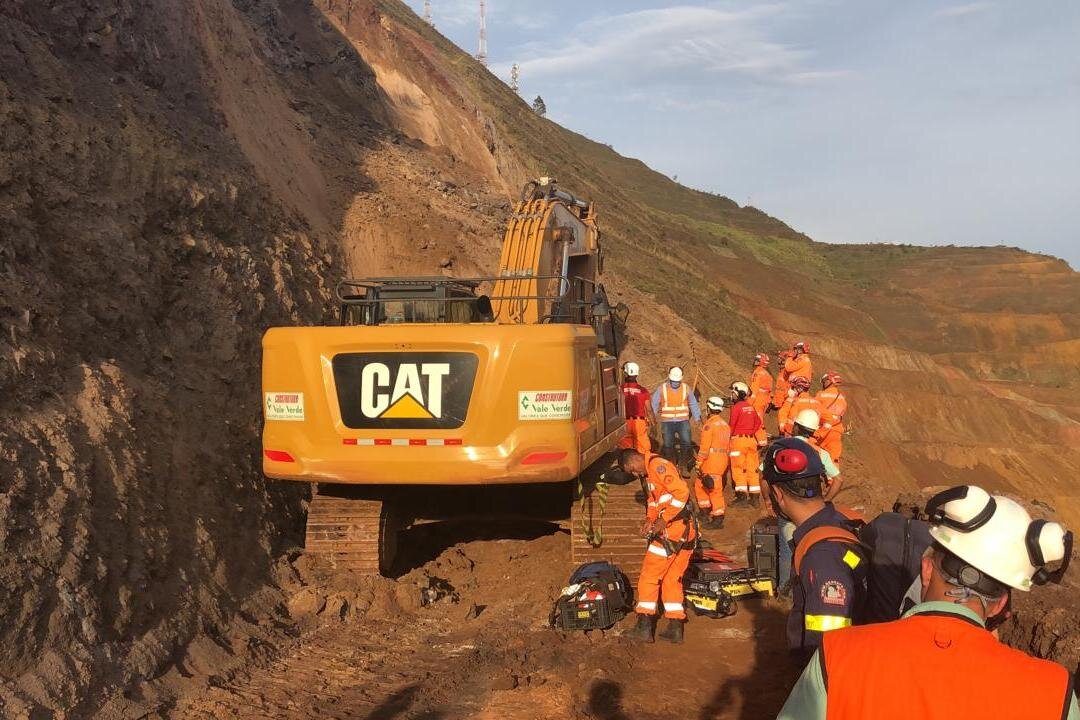 Bomberos rescatan el cuerpo del trabajador