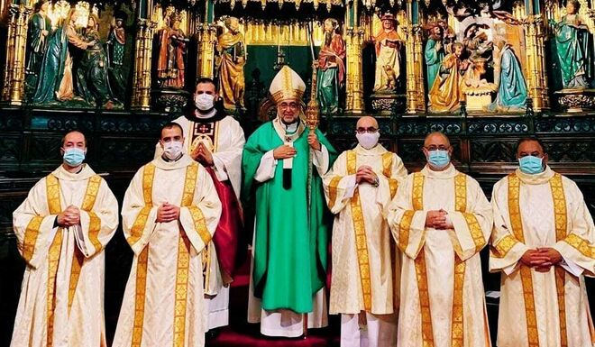 Sanz, durante una ordenación sacerdotal en Oviedo