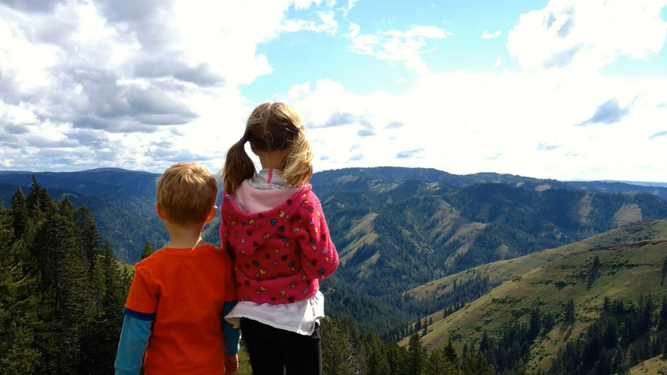 Niños contemplando la naturaleza