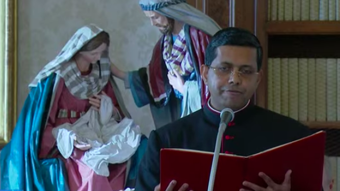 El traductor en lengua francesa, junto al belén de la Biblioteca del Palacio Apostólico