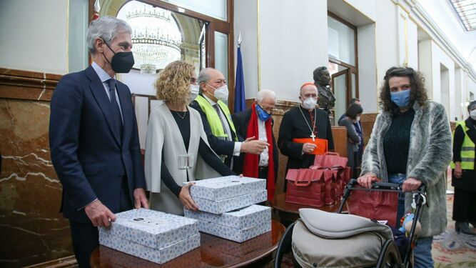 Osoro, Batet, el padre Ángel y Suárez Illana reparten comida en el Congreso