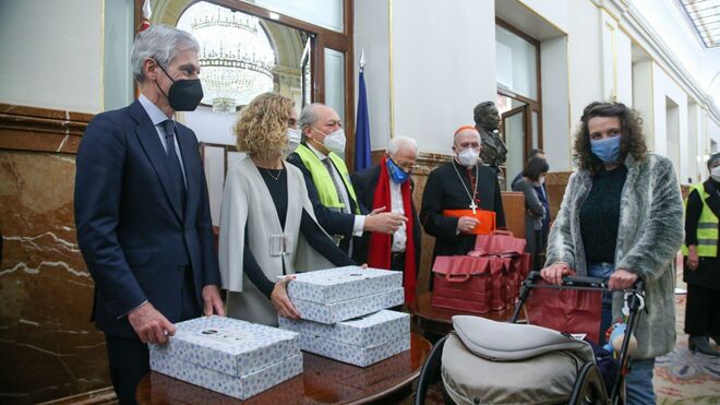 Osoro, Batet, el padre Ángel y Suárez Illana reparten comida en el Congreso