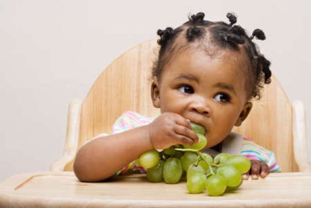 niña-comiendo-uva-nochevieja