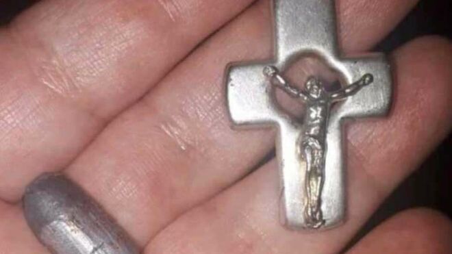 Una bala impactó en el crucifijo