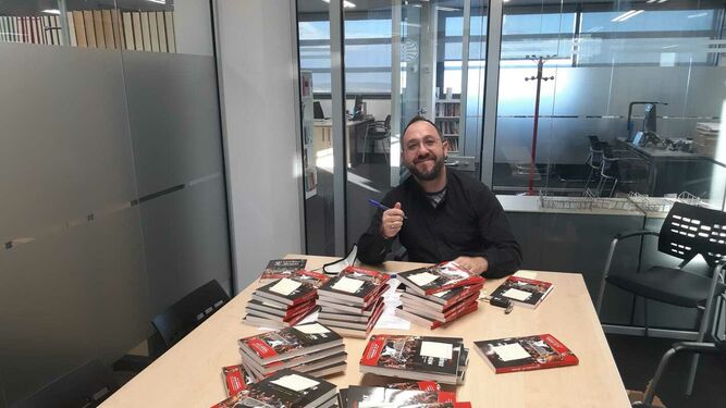 Toño Casado, firmando los primeros ejemplares de su 'Damiana, la vecina de Jesús'