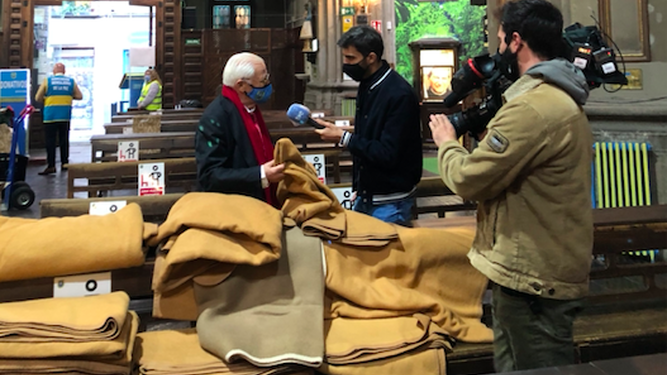 El padre Ángel, con la mantas solidarias