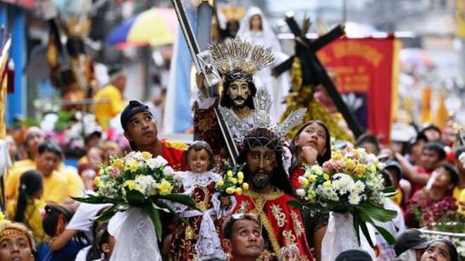 Centenares de miles de filipinos desafían a la pandemia para sacar en procesión al Nazareno Negro