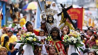 Centenares de miles de filipinos desafían a la pandemia para sacar en procesión al Nazareno Negro