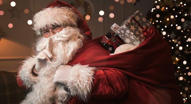 Papa-Noel-vestido-de-rojo-y-saco-con-regalos-iStock