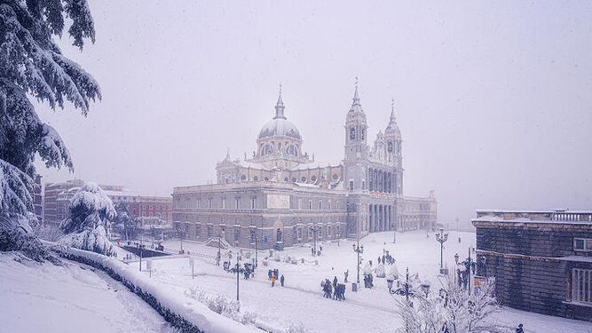 'Filomena' obliga a suspender las misas en la catedral de La Almudena
