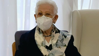 Araceli, la primera vacunada en España