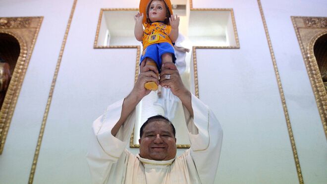 anguiano niño Dios alzado