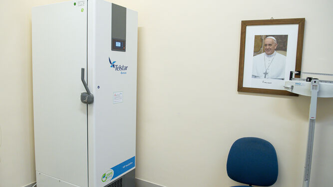 Nevera donde se resguardan las vacunas en el Vaticano