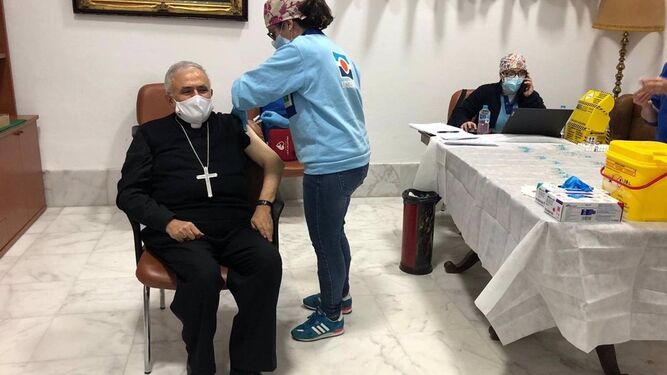 El obispo de Córdoba, primer prelado español en vacunarse contra el coronavirus