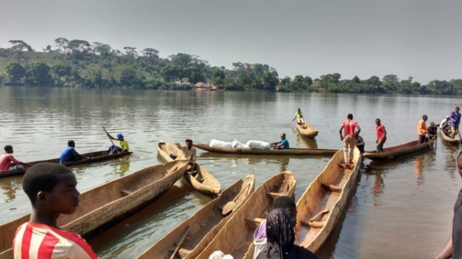 Piragua con sacos de ropa