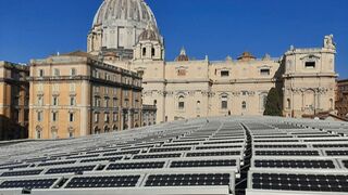 Placas solares en el tejado del Aula Pablo VI