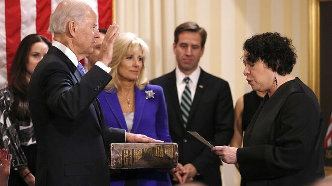 Biden jura su cargo ante la Biblia familiar