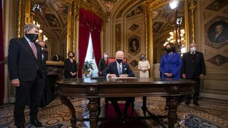 Joe Biden, firmando como presidente de los Estados Unidos