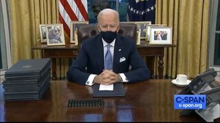 Biden, en el Despacho Oval. A su izquierda, la fotografía con el Papa Francisco