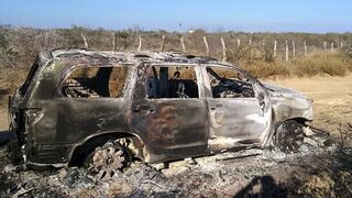 Vehículo calcinado en la frontera de EE.UU.