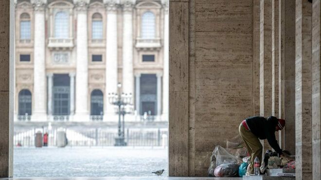 Un indigente en la columnata de Bernini, en el Vaticano