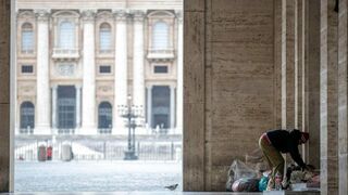 Un indigente en la columnata de Bernini, en el Vaticano