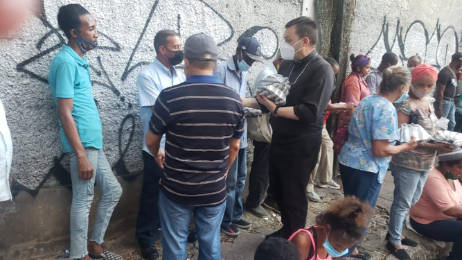 Berzosa, repartiendo comida a los pobres