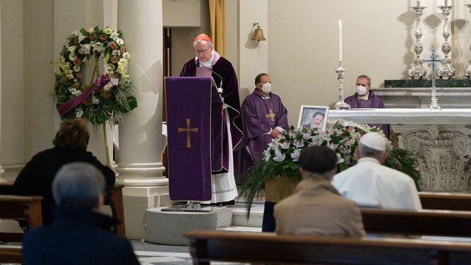 El Papa asistió, como un fiel más, al funeral por su médico personal