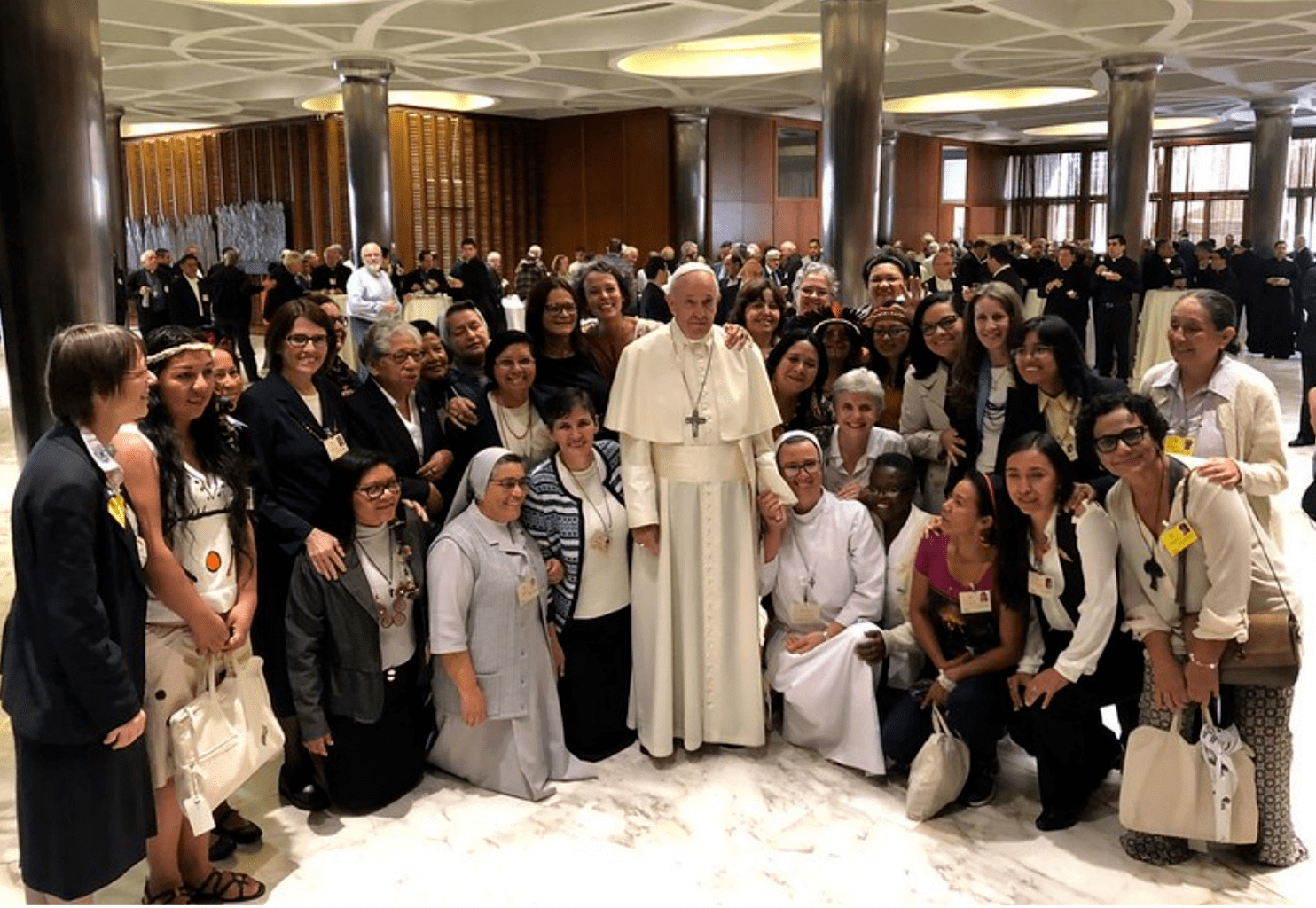 Papa Francisco con las mujeres en el Sínodo-min