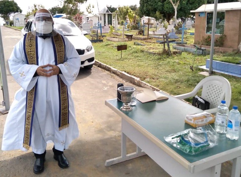 Padre en cementerio de Manaos