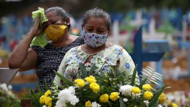 Familias entierran a sus muertos en Manaos