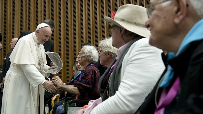 Francisco con abuelos y adultos mayores