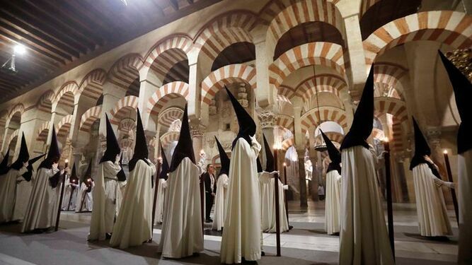 Procesiones en Semana Santa en la mezquita-catedral de Córdoba