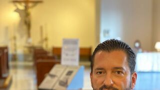 Santiago José Portas, junto a uno de los terminales en la parroquia del Pilar de Madrid