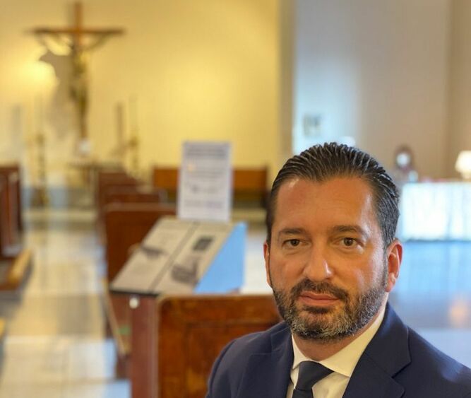 Santiago José Portas, junto a uno de los terminales en la parroquia del Pilar de Madrid