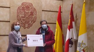 Entrega del cheque a Cáritas